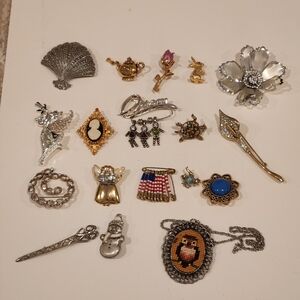 Lot Of 18 Brooches